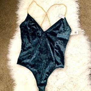 NWT! Green crush soft velvet interchangeable gold chain strap bodysuit